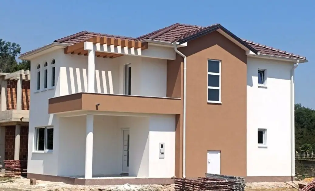 Ausbauhaus 1 Ausbauhau - Nahes Bild eines Hauses von vorne