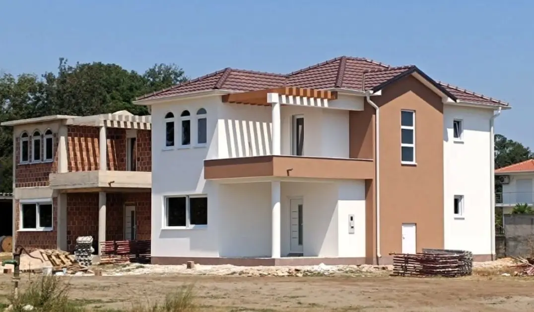 Ausbauhaus 2 Ausbauhau - Bilder eines Hauses von schräg vorne