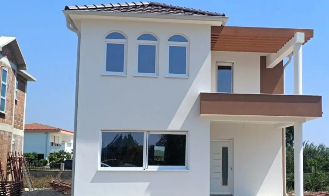 Ausbauhaus 3 Ausbauhau - Bilder eines Hauses direkt von vorne